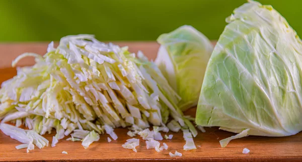 Piece of fresh cabbage, chopped cabbage, kitchen knife on a wooden cutting board — Stock Photo, Image