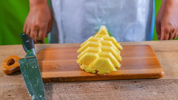 Beautiful Texture Slices Of Pineapple Fruit Close-Up, with hands — Stock Photo, Image