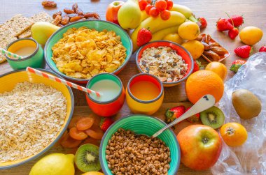 Kahvaltı için portakal suyu, süt, tahıl ve meyve