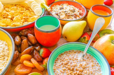 Armut, çilek, Kuru Erik, elma ve süt ile kahvaltı tahıl