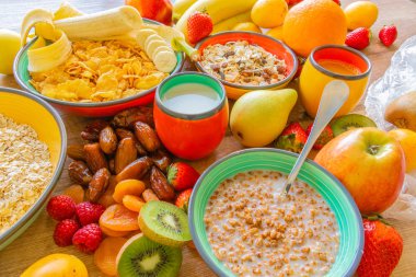 Masa etrafında dağınık kase ve meyve tahıl servis