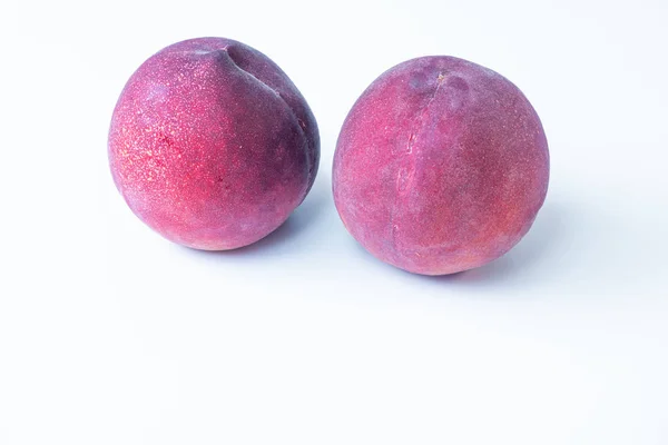 Nectarines. Net geoogst biologische nectarines op witte achtergrond — Stockfoto