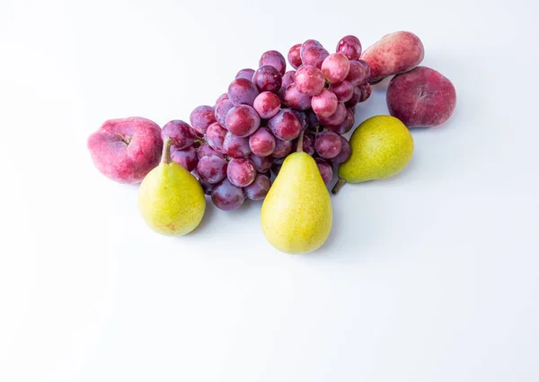 新鮮な果物が違うブドウ、梨、ネクタリンの束。白い背景に果物の柔らかいテクスチャ — ストック写真