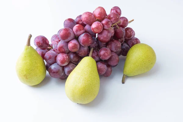 Два разных свежих фрукта. С органической грушей и виноградом. Белый фон — стоковое фото