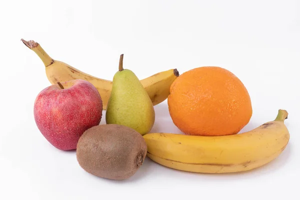 Manzana, pera, kiwi, naranja y plátano sobre fondo blanco . — Foto de Stock