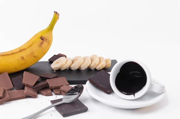 Banane fraîche, banane en tranches, barres de chocolat sur un b blanc — Photo