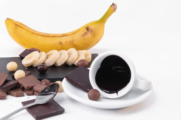 Banane fraîche, banane en tranches, barres de chocolat sur un b blanc — Photo