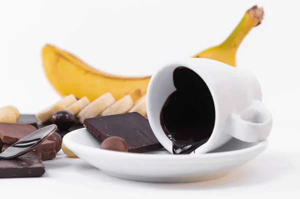 Gros plan de chocolat fondu dans une tasse, cuillère et banane isolée — Photo