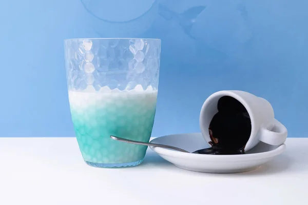 Dunkle Schokolade aus Kaffeetasse und einem halben Glas Milch verschüttet — Stockfoto