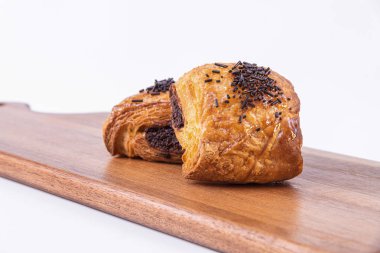 İki taze puf pasta rulo çikolata o ile dolu yan görünümü