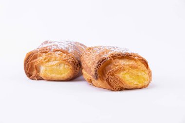 Pudra şekeri ile iki puf böreği rulo