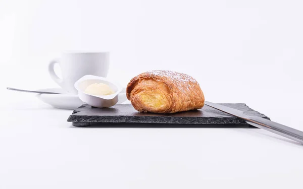Masło, Kawa i ciasto francuskie na śniadanie — Zdjęcie stockowe