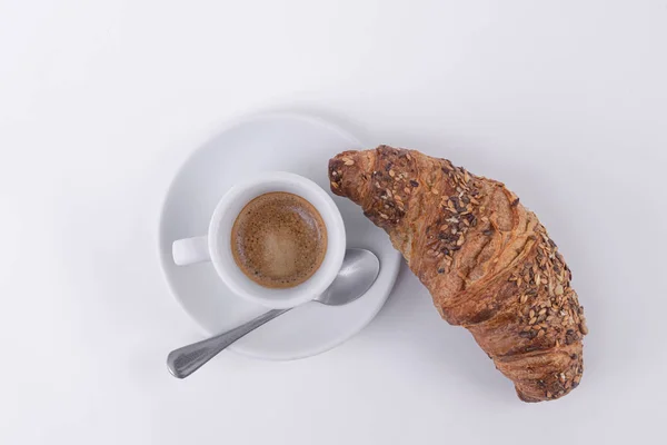 Kawa i złoty rogalik z nasion sezamu na śniadanie — Zdjęcie stockowe