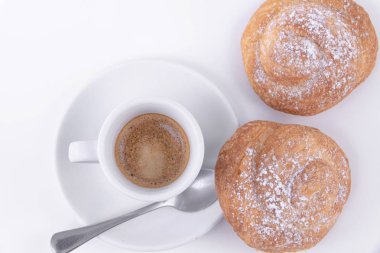 İki puf pasta rulo ve bir fincan kahve üst görünümü