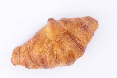 taze pişmiş kruvasan beyaz arka plan üzerinde izole