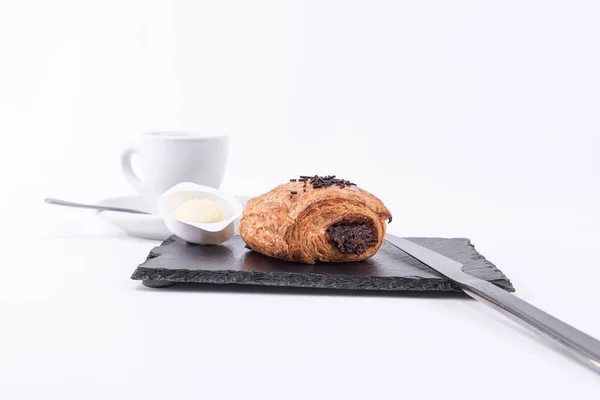 Gorąca kawa, świeże masło i rolka ciasta francuskiego wypełnione c — Zdjęcie stockowe