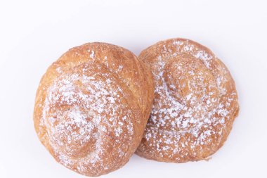 Toz şeker ile iki taze pişmiş puf hamur işleri üst görünümü 