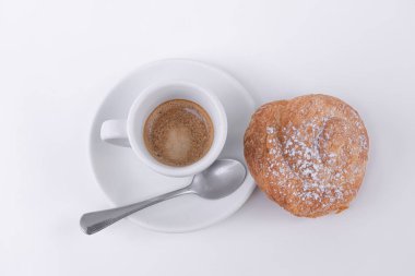 Üstüne pudra şekeri ve sıcak kahve bir fincan lezzetli puf böreği rulo