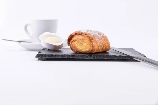 Kawa z bliska i ciasto francuskie z masłem na śniadanie — Zdjęcie stockowe
