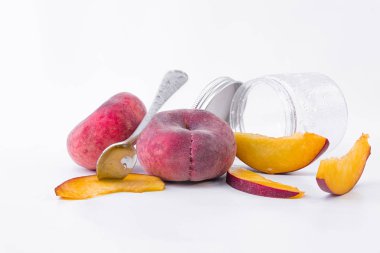 Kırmızı ve olgun düz şeftali - beyaz bir arka plan üzerinde bir cam cam ile tatlı düz şeftali Taze dilimleri