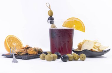 İspanyol tapas tarzı. Çok taze vermut, zeytin, siyah zeytin patates cipsi ve midye siyah bir tahta. Beyaz arka plan