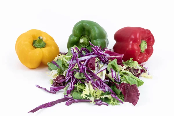Spinaci, lattuga, cavolo viola e peperoni dolci, verdi, gialli e rossi — Foto Stock