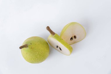 Yeşil armut dilimleri ile bütün bir armut üst görünümü