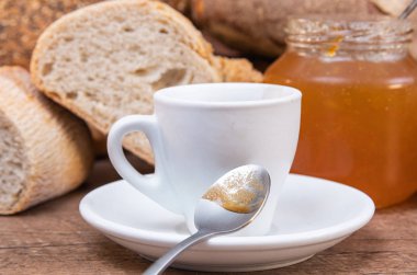 Kahve, ekmek, portakal reçeli, beyaz ahşap masada yemek sağlıklı kahvaltı.