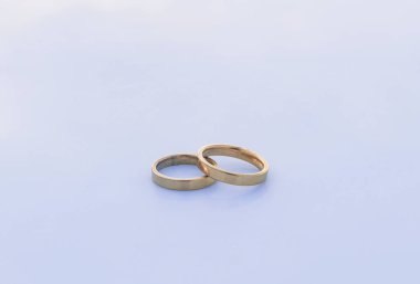 Beyaz bir masada iki değerli altın yüzük - Parlak ve değerli yüzük