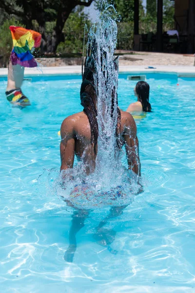 Homme noir sous l'eau retenant son souffle - Vacances d'été — Photo