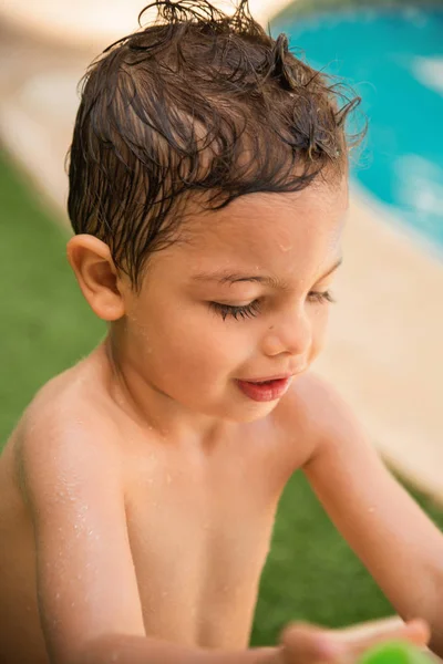 Photo de profil d'un petit garçon jouant avec l'eau en été — Photo