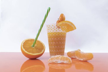 Portakal suyu ve portakal masaüzerinde dilimlenmiş portakal