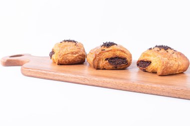 Üç taze pişmiş puf böreği rulo bir çikolata ile dolu