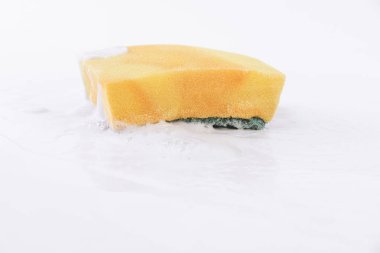 Deterjan ve köpük ile bulaşık yıkama süngeri