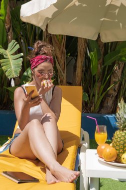 Tropik tatiller. Güzel sarışın yeşil armut zevk