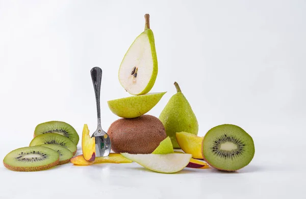 Φρούτα του βουνού-πράσινες φέτες ακτινίδιο, φέτες αχλάδι-ολόκληρο ακτινίδιο, ολόκληρο αχλάδι-φρέσκα και γλυκά φρούτα — Φωτογραφία Αρχείου