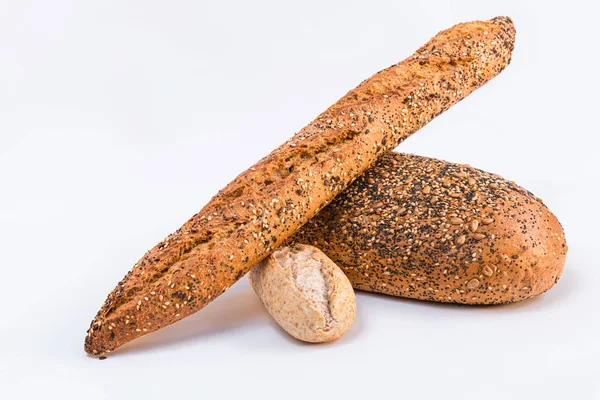 Μπαγκέτα σε θέση γωνίας με σπιτικά ψωμιά. Σύνθεση τροφίμων — Φωτογραφία Αρχείου