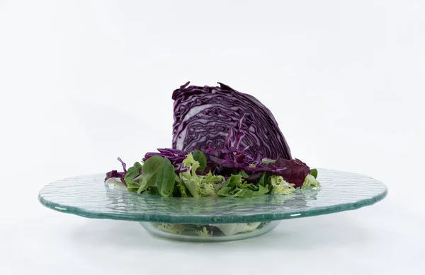 ヘルシーサラダ、葉のミックスサラダ、紫色のキャベツをグラスプレートに添える — ストック写真