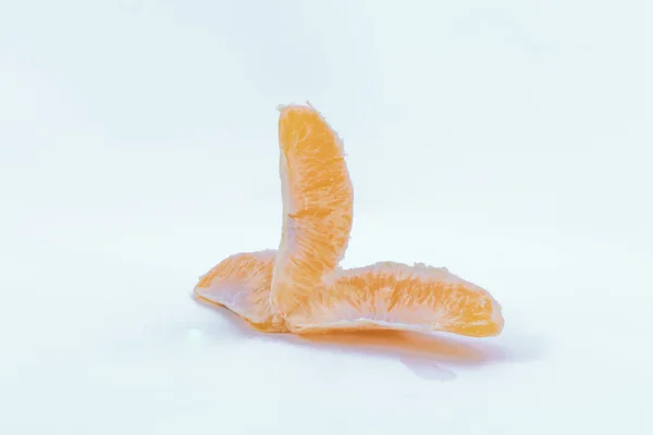 Rebanadas de naranja dulces y deliciosas sobre un fondo blanco — Foto de Stock