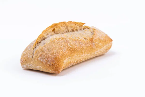 Ένα απομονωμένο καρβέλι ψωμί. Σπιτικό ψωμί σε λευκό φόντο — Φωτογραφία Αρχείου
