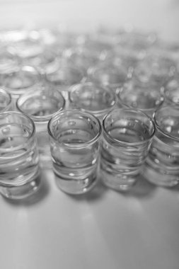 Tekila beyaz bir masada çekim servis