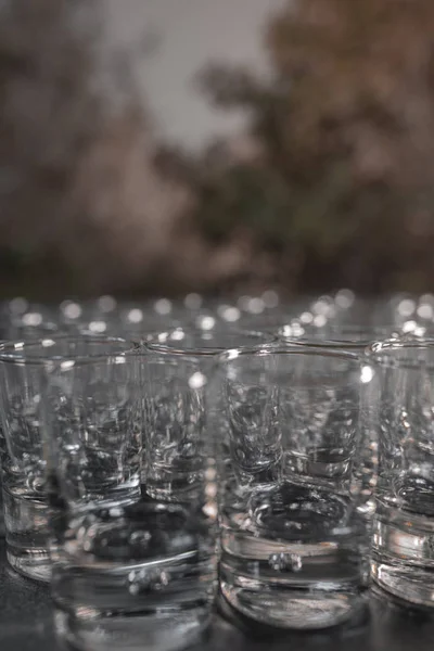 Imagen vertical de muchos vasos de vidrio en un bar - Gafas lujosas y brillantes — Foto de Stock