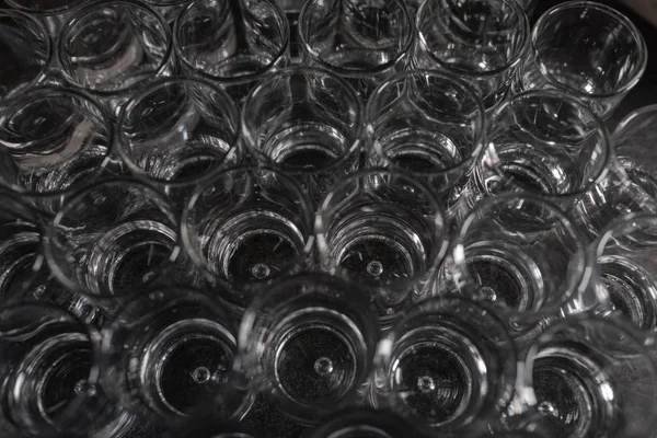 Dettaglio dell'interno di occhiali di vetro in un bar - occhiali lussuosi e lucenti — Foto Stock