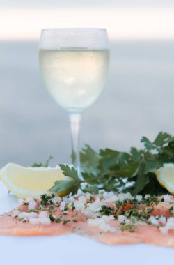 Kereviz, soğan ve limon dilimleri ile lezzetli somon bir kadeh şarap eşliğinde - Deniz alt