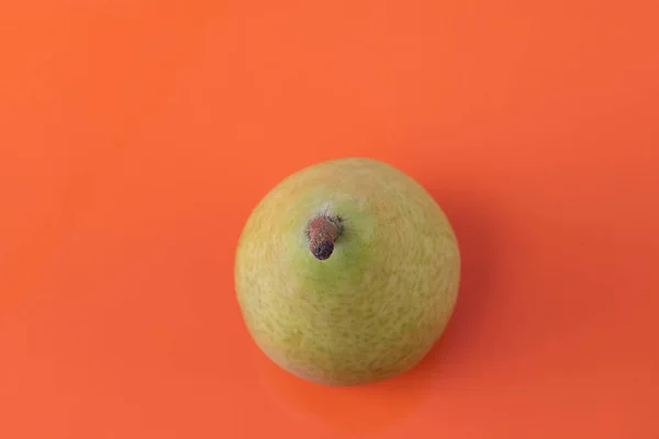 Tre läckra päron som omger en mogen apelsin på ett apelsin bord-nyskördade päron-söt apelsin — Stockfoto