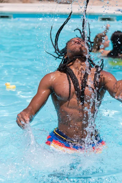 Künstlerisches Foto - Porträt eines starken Afroamerikaners, der seine Haare aus dem Wasser zieht — Stockfoto