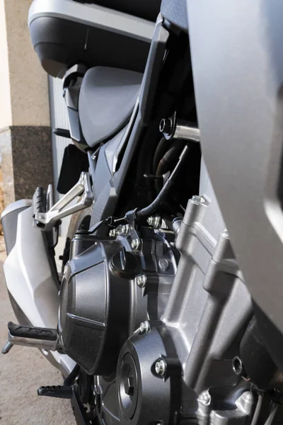 Close-up of the engine and exhaust of a beautiful motorcycle — Stock Photo, Image