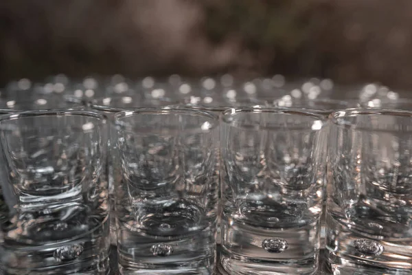 Primer plano de muchos vasos de vidrio en un bar — Foto de Stock