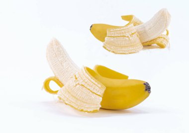 Beyaz arka planda olgun ve tatlı soyulmuş muz - Sarı muz