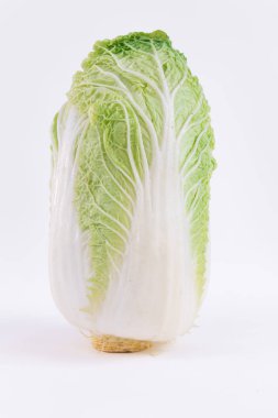 Taze çin lahanası, beyaz arka plan üzerinde izole. Taze, yeşil sebze, yakın çekim. Sağlıklı yaşam tarzı teması, mutfak sahnesi